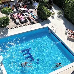 Hotel Marzia Con Piscina